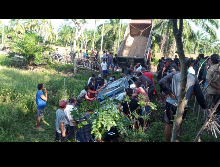 Mobil kades air kering terperosot